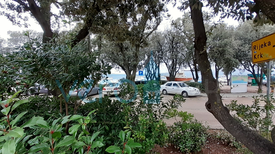 Punat, otok Krk, prodamo ali oddamo, uveljavljeno restavracijo ob promenadi